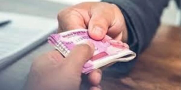 CG NEWS: एसीबी ने एसडीएम कार्यालय के बाबू को रिश्वत लेते पकड़ा, फ़िल्मी स्टाइल में जांच एजेंसी ने दबोचा