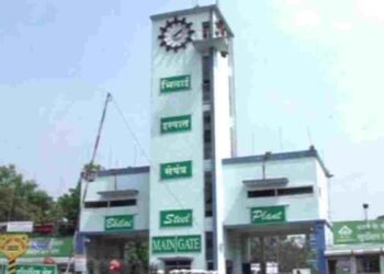 भिलाई स्टील प्लांट में भीषण आग: SMS-2 के तीनों कन्वर्टर चपेट में, धमाकों से दहला संयंत्र