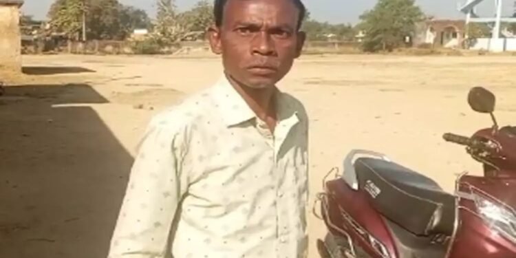 Lormi Teacher Viral Video: शराब के नशे में धुत्त मास्टर की गुंडागर्दी, स्कूल में बच्चों के सामने दी ‘देख लेने’ की धमकी; वीडियो वायरल