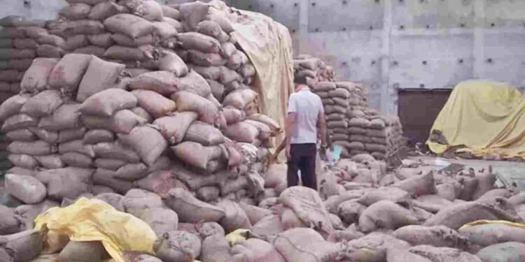 Bhatapara warehouse accident: वेयरहाउस में चने की बोरियां गिरने से दो मासूम भाई-बहनों की मौत, पसरा मातम