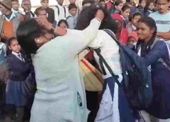 CG NEWS: पति के अफेयर के शक में बीच सड़क महाभारत! महिला ने स्कूली छात्रा को पीटा, देखें वीडियो