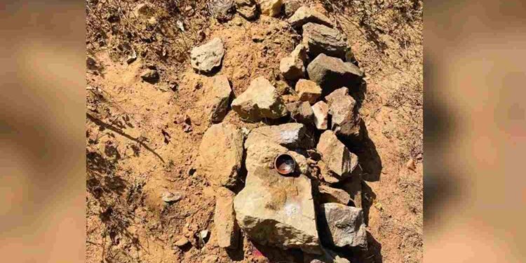 नदी के पास मिली ‘रहस्यमयी कब्र’ का खुला राज, कत्ल की आशंका के बीच खुदाई में निकला कुछ ऐसा कि दंग रह गए ग्रामीण