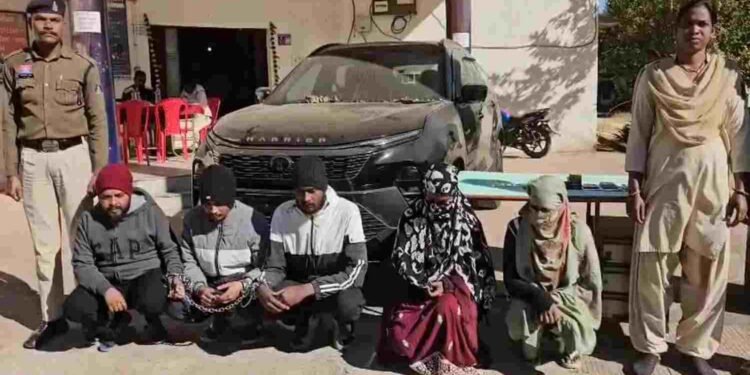 CG NEWS: आईफोन और अय्याशी के लिए सगी भतीजी ने ही लुटवा दिया ‘बड़े पापा’ का घर, करोड़ों की चोरी का चौंकाने वाला खुलासा