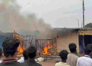 नया रायपुर में भीषण अग्निकांड: सेक्टर-28 मिनी मार्केट की 9 दुकानें जलकर खाक, VIDEO