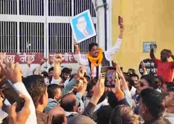 CG NEWS: जैजैपुर विधायक बालेश्वर साहू को मिली जमानत: हाथ में संविधान लेकर जेल से निकले बाहर