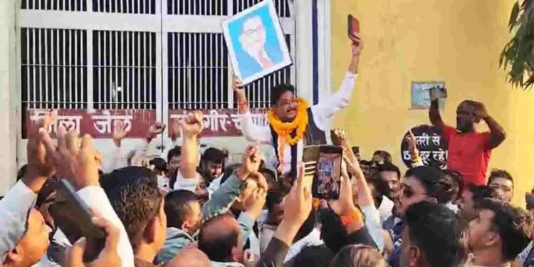 CG NEWS: जैजैपुर विधायक बालेश्वर साहू को मिली जमानत: हाथ में संविधान लेकर जेल से निकले बाहर