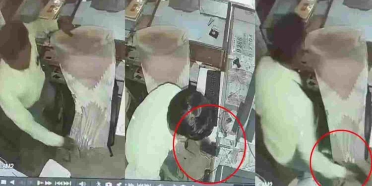 CG NEWS- शिक्षक की शर्मनाक हरकत: मोबाइल चोरी करते दूसरी बार पकड़ाए, देखें वीडियो