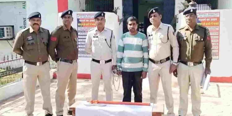 CG NEWS: रिश्तों का कत्ल! भतीजे ने फरसे से रेत दिया चाचा का गला, CCTV में कैद हुई खौफनाक वारदात