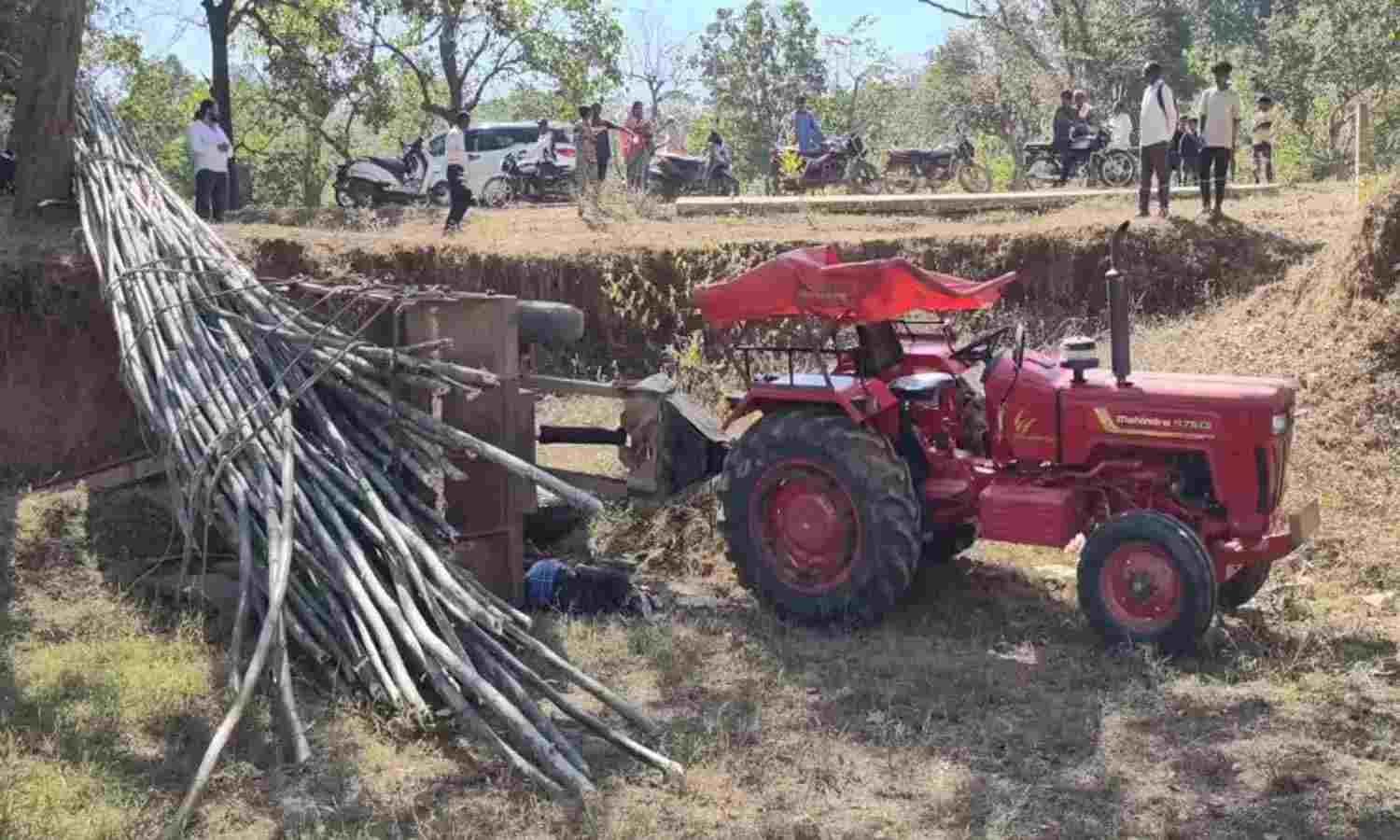 CG NEWS: बांस लोड ट्रैक्टर गड्ढे में गिरा,ट्रॉली के नीचे दबकर 2 की मौत, 1 घायल