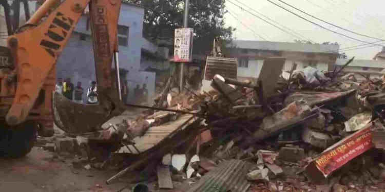 रायपुर में दरिंदगी पर ‘बुलडोजर न्याय’: 9 साल की बच्ची से दुष्कर्म के आरोपी का अवैध ठिकाना ज़मींदोज़