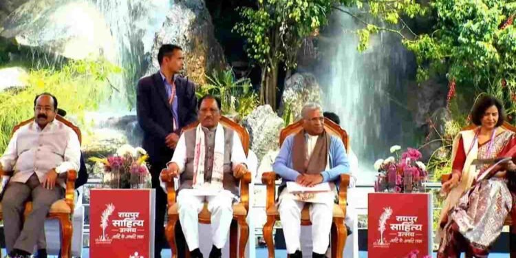 साहित्य के महाकुंभ का आगाज: पुरखौती मुक्तांगन में बिखरी बस्तर की कला, स्कूली बच्चों ने लिखीं 100 से अधिक किताबें