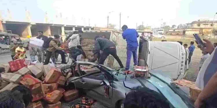 CG NEWS: अजीबो-गरीब सड़क हादसा, चलती कार पर पलटकर गिरी तेज रफ्तार पिकअप, CCTV में कैद घटना