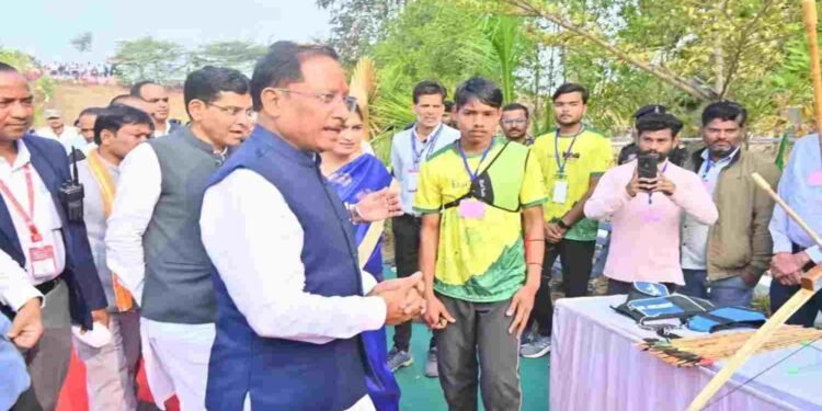 तीरंदाजी करते दिखे सीएम साय, अबूझमाड़ में अमन-शांति और विकास पर फोकस