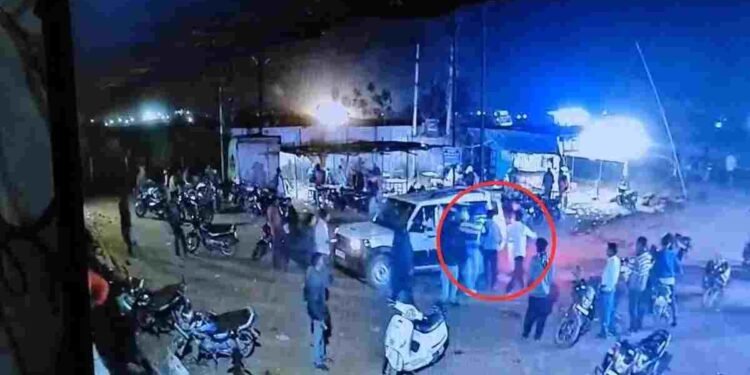 CG NEWS: सरकारी शराब दुकान से 4 कर्मचारियों का फिल्मी स्टाइल में अपहरण; चंदा विवाद या शराब सिंडिकेट की रंजिश?