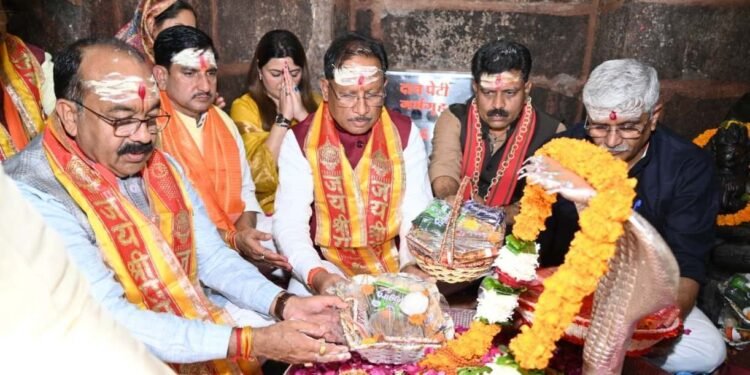 नववर्ष पर मुख्यमंत्री विष्णुदेव साय व केंद्रीय पर्यटन मंत्री ने भोरमदेव मंदिर में की पूजा-अर्चना