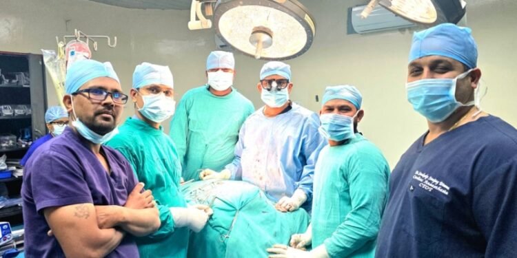 CG NEWS: ब्रश करते समय फटी गर्दन की नस, मेकहारों के डॉक्टरों ने दी नई जिंदगी