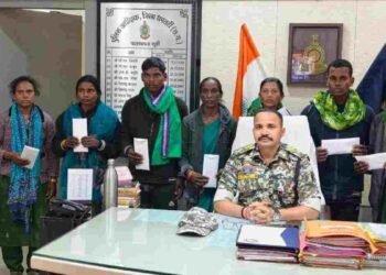 लाल आतंक को बड़ा झटका: ₹47 लाख के इनामी 9 नक्सलियों ने डाले हथियार; सचिव से लेकर बॉडीगार्ड तक शामिल