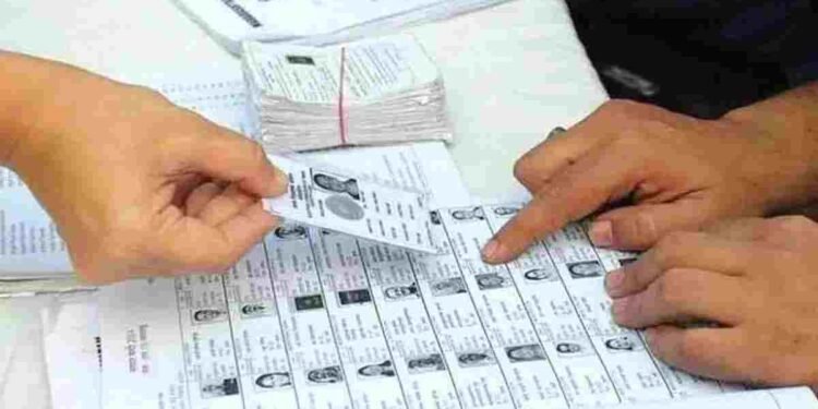 CG NEWS: मतदाता सूची है या मजाक, कहीं पिता से बड़ा बेटा, तो कहीं दादा की उम्र कम, सामने आई लाखों खामियां