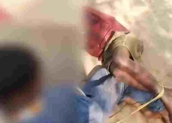 Balrampur Child Abuse Case: मटर तोड़ने पर बच्चों को तालिबानी सजा! हाथ-पैर बांधकर बेरहमी से पीटा, वीडियो वायरल