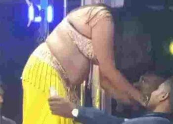 गरियाबंद में ‘अश्लील ओपेरा’ पर बरसे नोट: कपड़े उतारकर नाचीं डांसर्स, प्राइवेट-पार्ट भी दिखाए, पुलिसकर्मियों ने किया किस, देखें वीडियो