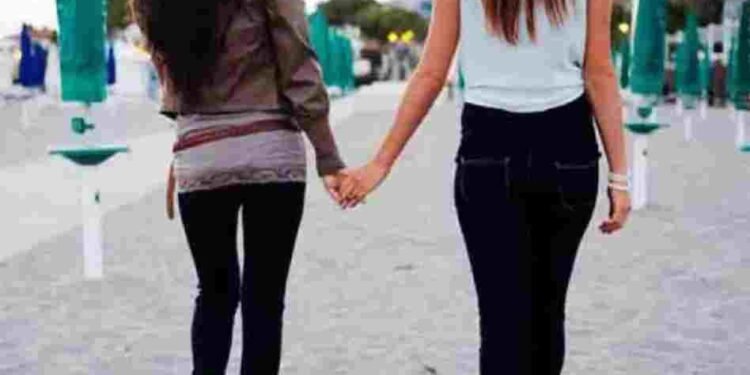 स्कूल की 4 लड़कियों को आपस में हो गया प्यार, घर से भागी, फिर हुआ ये …