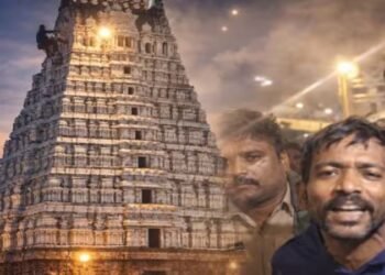 मंदिर में शराबी ने की 90 ML शराब की डिमांड, जमकर मचाया उत्पात, देखें वीडियो