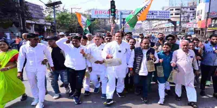 छत्तीसगढ़ में ‘चूहा’ पॉलिटिक्स: विकास उपाध्याय ने सरकार को भेंट की चूहेदानी