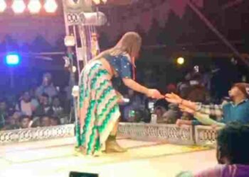 Gariaband viral video: अश्लील डांस पर नोट उड़ाना SDM को पड़ा भारी, कलेक्टर ने पद से हटाया; 2 पुलिसकर्मी भी सस्पेंड