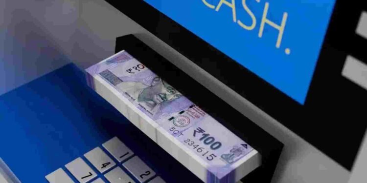 ATM यूजर्स के लिए बुरी खबर! इस बैंक ने बढ़ाया कैश निकालने का चार्ज