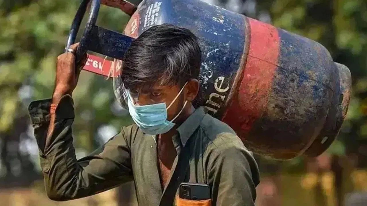 LPGPriceHike: नए साल की शुरुआत में महंगाई का झटका: गैस सिलेंडर हुआ महंगा, जाने नए रेट्स