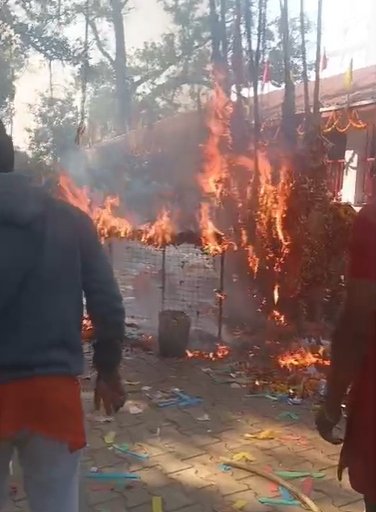 CG NEWS: मां महामाया मंदिर परिसर में लगी आग, समय रहते काबू पाया गया, VIDEO