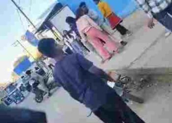 अंबिकापुर ब्रेकिंग: एक लड़के के लिए बीच सड़क पर भिड़ीं लड़कियां; जमकर चले लात-घूंसे, सोशल मीडिया पर वायरल हुआ ‘High-Voltage’ ड्रामा