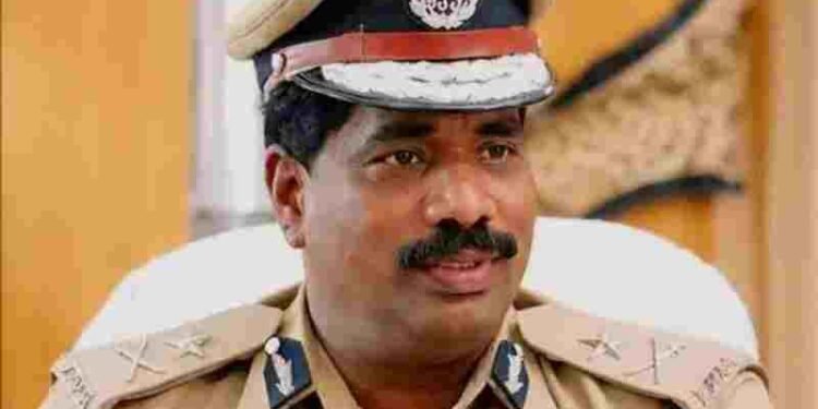 दफ्तर में महिलाओं के साथ अय्याशी करते पकडे गए DGP सर, वीडियो हो रहा वायरल