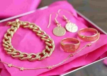 सिर्फ रिवाज नहीं, सोने-चांदी को गुलाबी कागज में लपेटने के पीछे है विज्ञान और आस्था