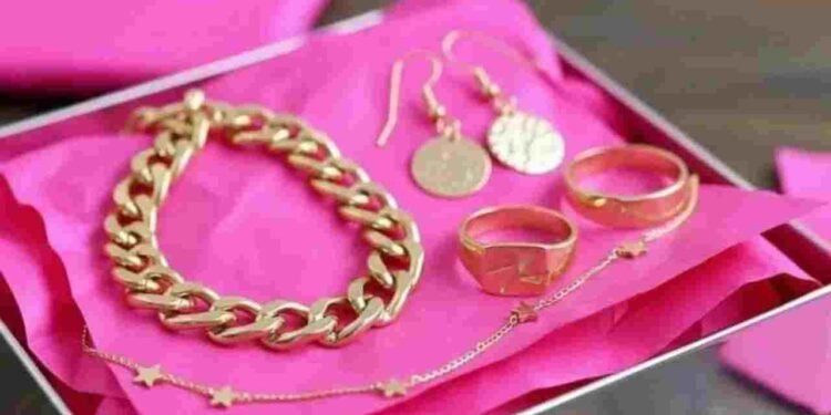 सिर्फ रिवाज नहीं, सोने-चांदी को गुलाबी कागज में लपेटने के पीछे है विज्ञान और आस्था