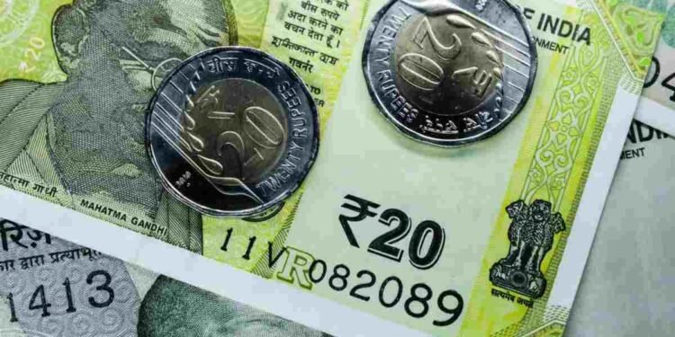 डॉलर के मुकाबले रुपया रिकॉर्ड निचले स्तर पर, 76 पैसे टूटकर 91.73 पर बंद