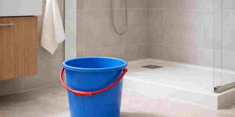 बाथरूम में खाली बाल्टी? बन सकती है कंगाली की वजह!