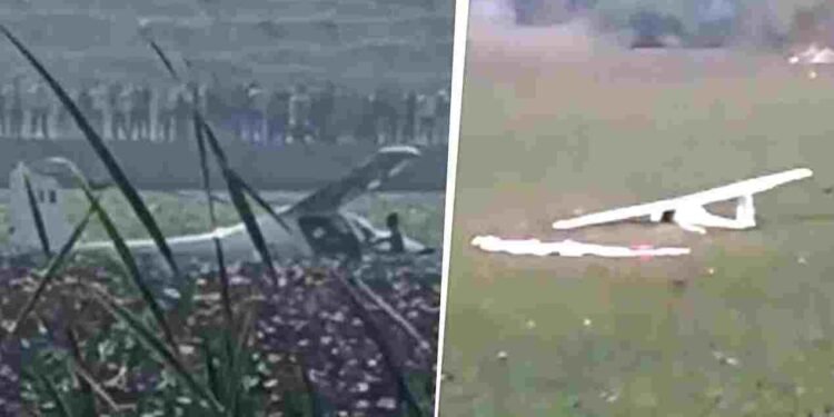 VIDEO- सेना का ट्रेनी एयरक्राफ्ट तालाब में गिरा, के पी कॉलेज के पास हुआ हादसा