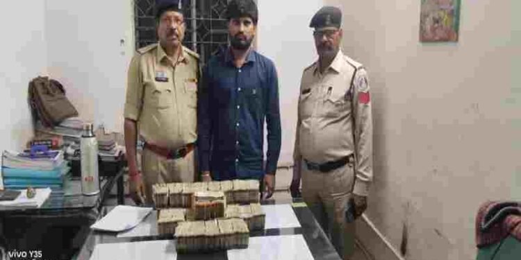 CG NEWS: रायपुर में चैकिंग के दौरान दोपहिया चालक से मिले 75 लाख रुपये, हवाला की आशंका