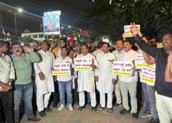 रायपुर में पार्किंग शुल्क को लेकर सियासत तेज: कांग्रेस का मरीन ड्राइव पर प्रदर्शन, महापौर को बताया “वसूली दीदी”