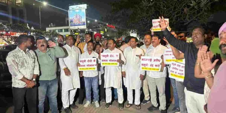 रायपुर में पार्किंग शुल्क को लेकर सियासत तेज: कांग्रेस का मरीन ड्राइव पर प्रदर्शन, महापौर को बताया “वसूली दीदी”