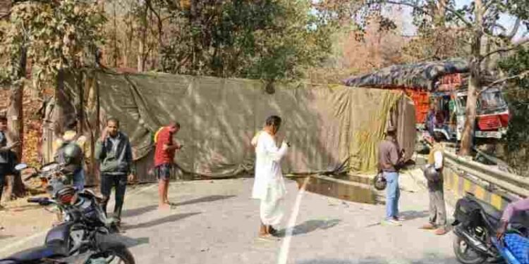 CG NEWS: चिल्फी घाट में पलटा चावल से भरा ट्रक,  एनएच 30 पर दोनों ओर लगा जाम