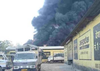 बिलासपुर के तिफरा औद्योगिक क्षेत्र में पेंट फैक्ट्री में भीषण आग, लाखों का नुकसान