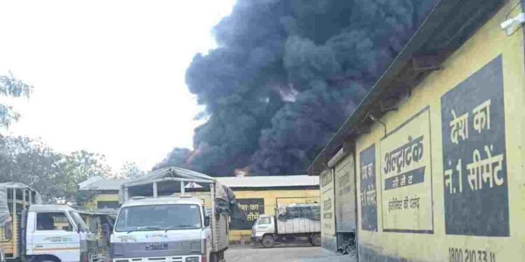 बिलासपुर के तिफरा औद्योगिक क्षेत्र में पेंट फैक्ट्री में भीषण आग, लाखों का नुकसान