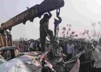 धमतरी में भीषण सड़क हादसा: ट्रक-कार भिड़ंत में 3 सीआरपीएफ जवान समेत 4 की मौत