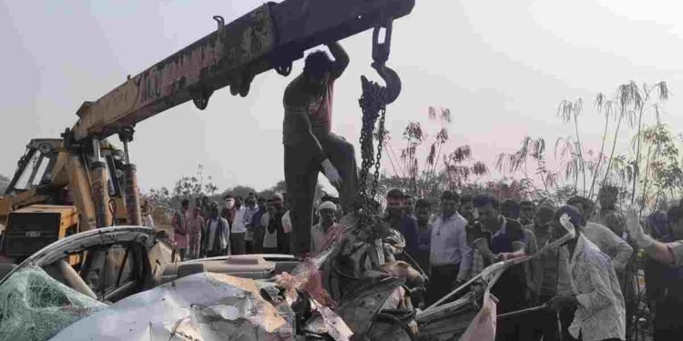 धमतरी में भीषण सड़क हादसा: ट्रक-कार भिड़ंत में 3 सीआरपीएफ जवान समेत 4 की मौत