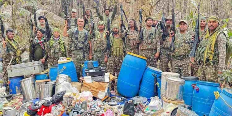 नारायणपुर में नक्सल विरोधी अभियान में बड़ी सफलता, प्रेशर कुकर IED समेत नक्सली डंप बरामद