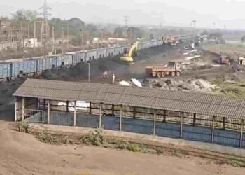 CG NEWS- नियम ताक पर, सड़कों पर ओवरलोड कोयले का कहर, बिना ढके धड़ल्ले से हो रहा परिवहन, धूल-गुबार से लोग परेशान