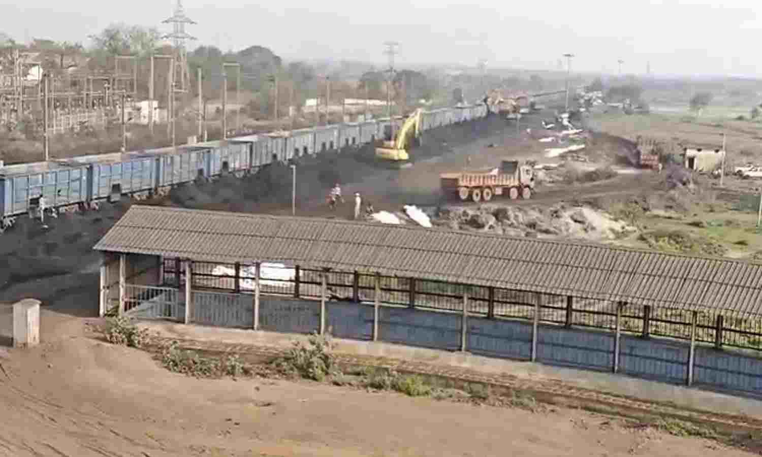 CG NEWS- नियम ताक पर, सड़कों पर ओवरलोड कोयले का कहर, बिना ढके धड़ल्ले से हो रहा परिवहन, धूल-गुबार से लोग परेशान
