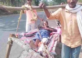 कोरिया में सड़क नहीं, एम्बुलेंस फेल: घायल ग्रामीण को खाट पर उठाकर पहुंचाया अस्पताल